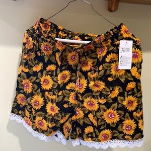 NWT- Super Cute Sunflower shorts Size XL.